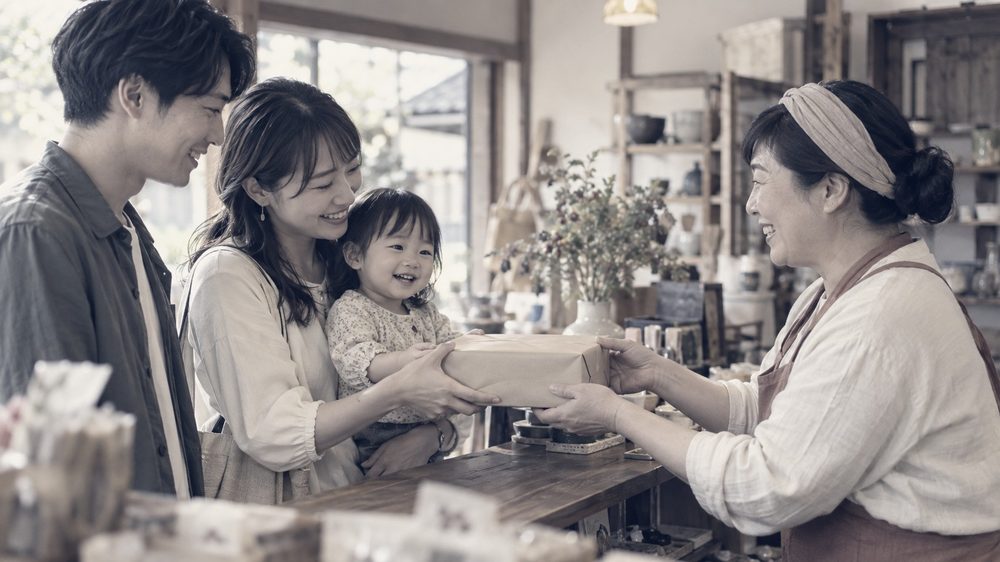 お店で買い物をする家族