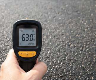 表面温度63℃を計測するアスファルト
