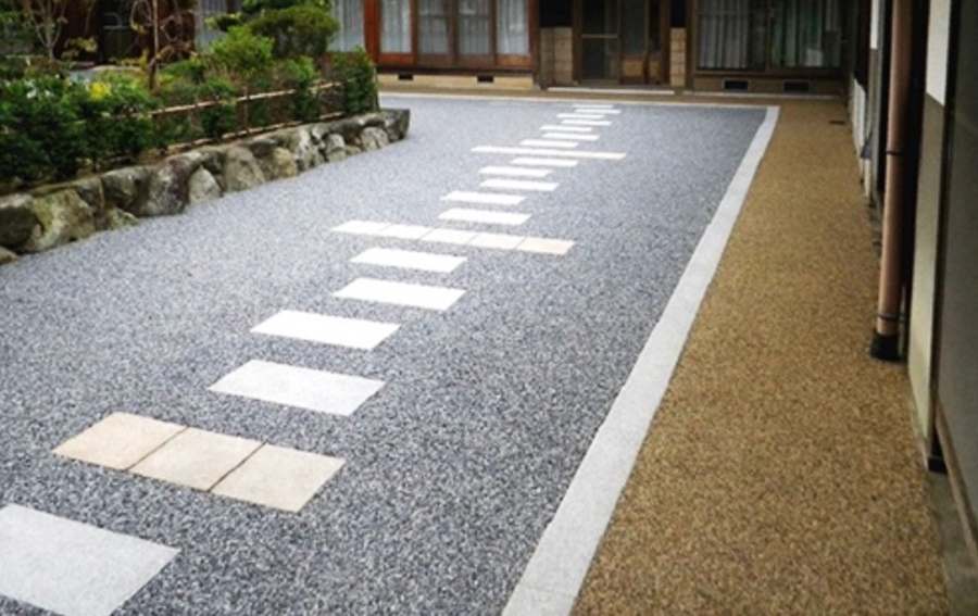 和風住宅の玄関アプローチ。飛び石と組み合わせた透水性コンクリート舗装