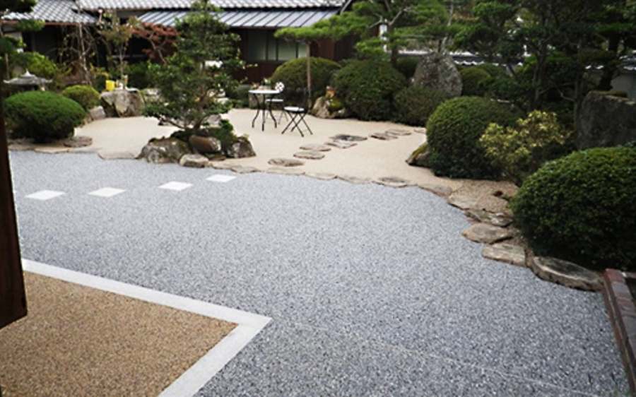 日本庭園の園路に施工した透水性コンクリート
