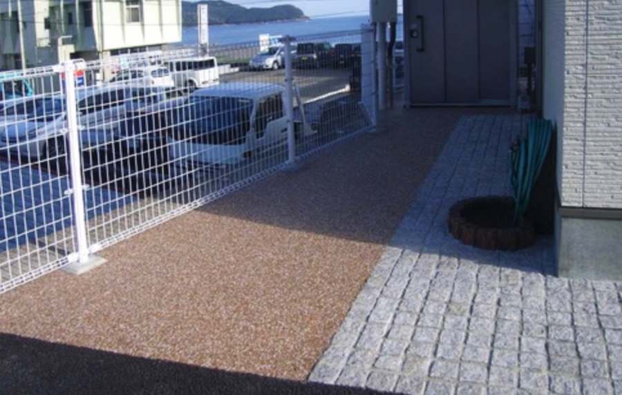 駐車場の乗り入れ口に施工した透水性コンクリート